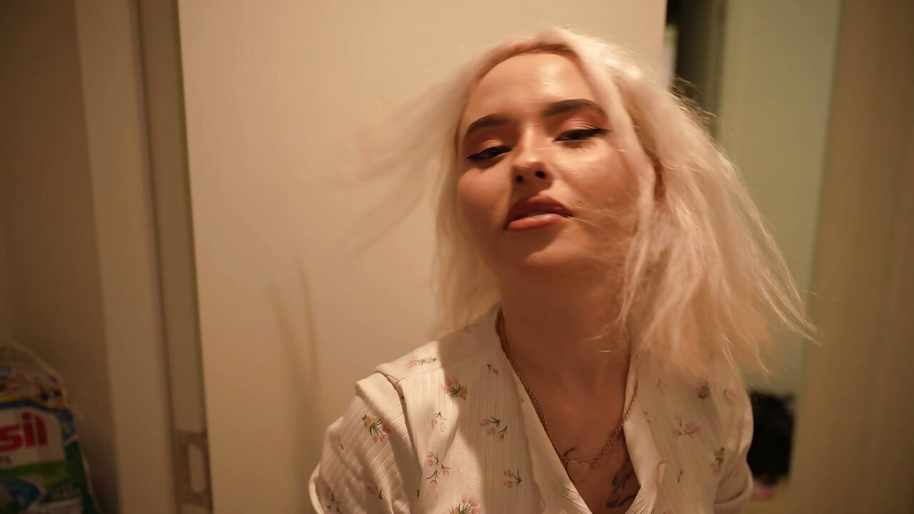 Une demi-soeur se retrouve constamment coincée dans les endroits les plus évidents pour déjà être baisée