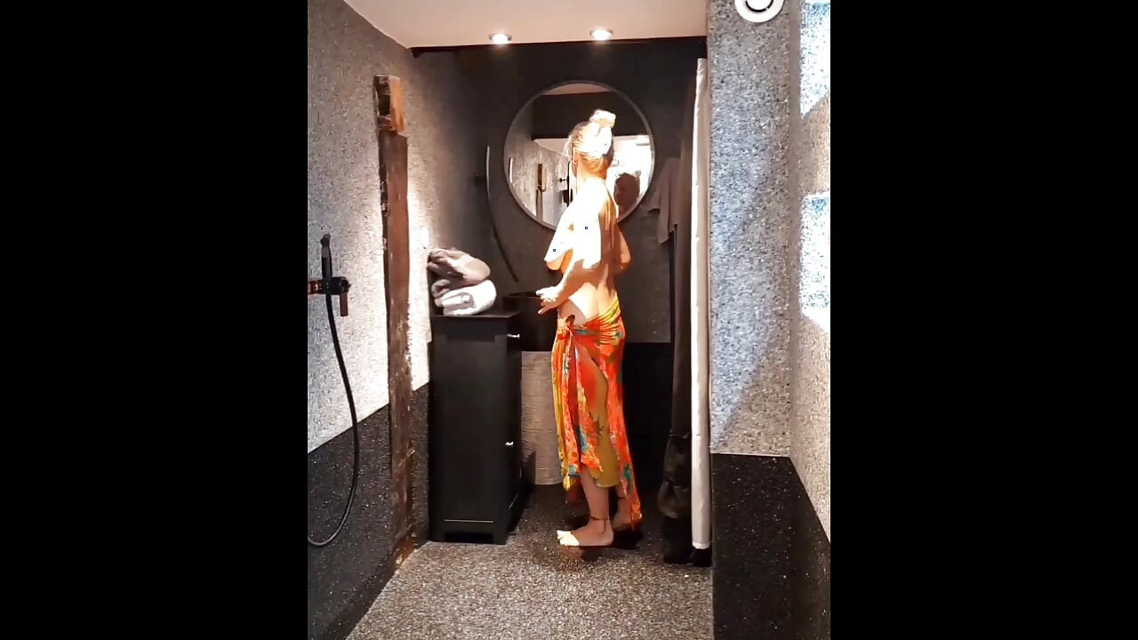 Selena'nın güzel yarı çıplak dansı poz