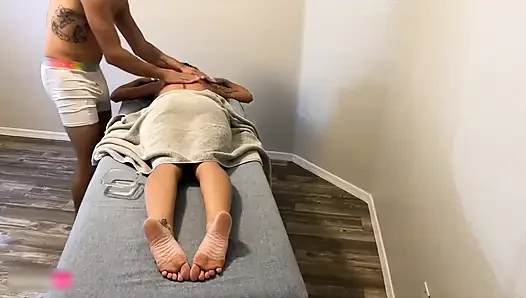 Istri nakal ini digoda sama terapis pijat hot