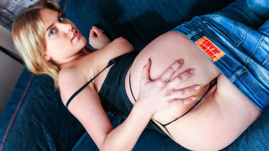 Große natürliche Titten, Amateur-Blondine isst saftigen weißen Schwanz
