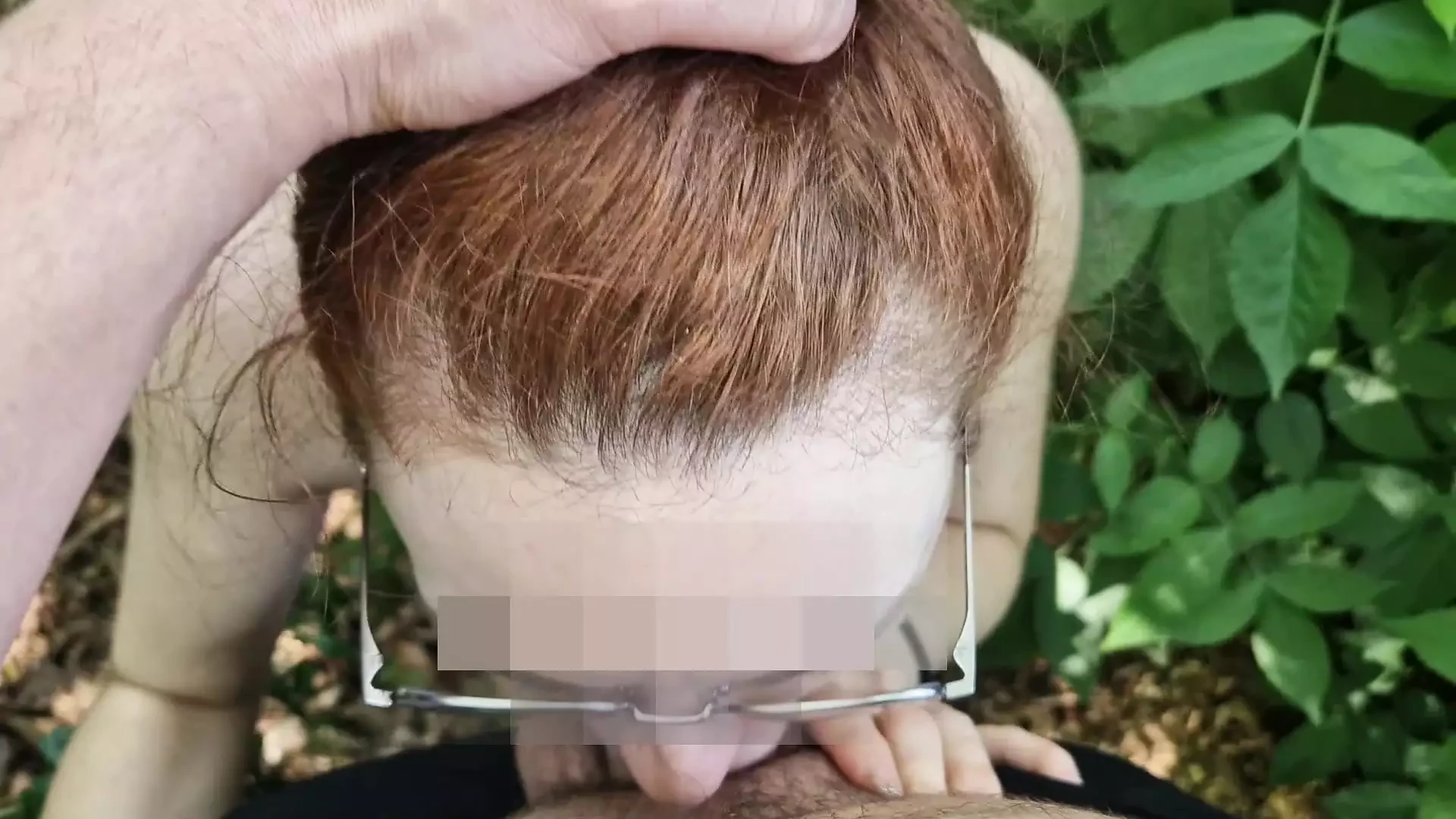 Klammheimlich Schwanz lutschen, pissen und ficken im Gebüsch im gut besuchten Park