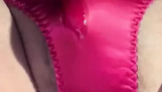 Travesti pembe saten külot eller serbest boşalma