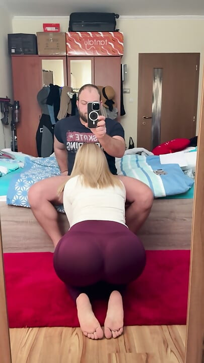 Madrastra de cuerpo perfecto le encanta chupar la polla