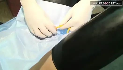 Yaramaz orta yaşlı seksi kadın küçük bir yarakla oynamayı seviyor