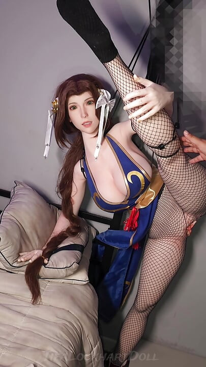 Aerith treba tvoju pomoć pri istezanju u svom Chun-Li cosplayu