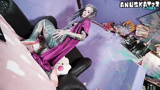 Cewek cantik bertato lagi asik masturbasi memeknya dengan mainan seks anal