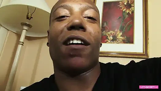 Крошка обожает секс со своим черным любовником