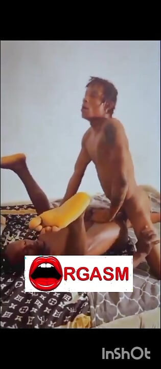 Pušenje bradavica mog dečka dok me jebao