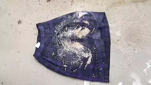 Mor ekose eteğin üzerinde toprağı ezin ve ezin
