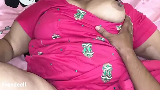 Ibu tiri India terangsang. hindi