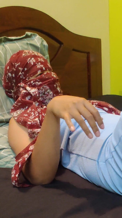 Awek pemalu yang cantik dikongkek keras oleh abang tiri