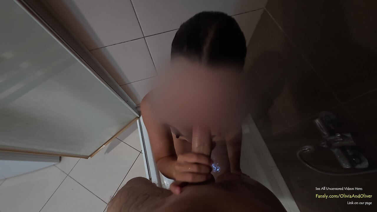 Baise brutale sous la douche avec fin de pipe mouillée