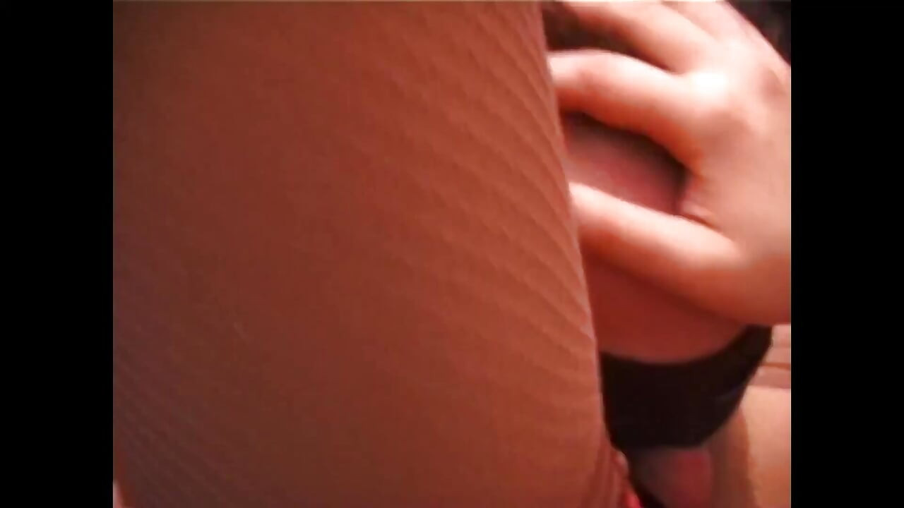 Jalang bertatah amatur memerlukan zakar keras yang besar