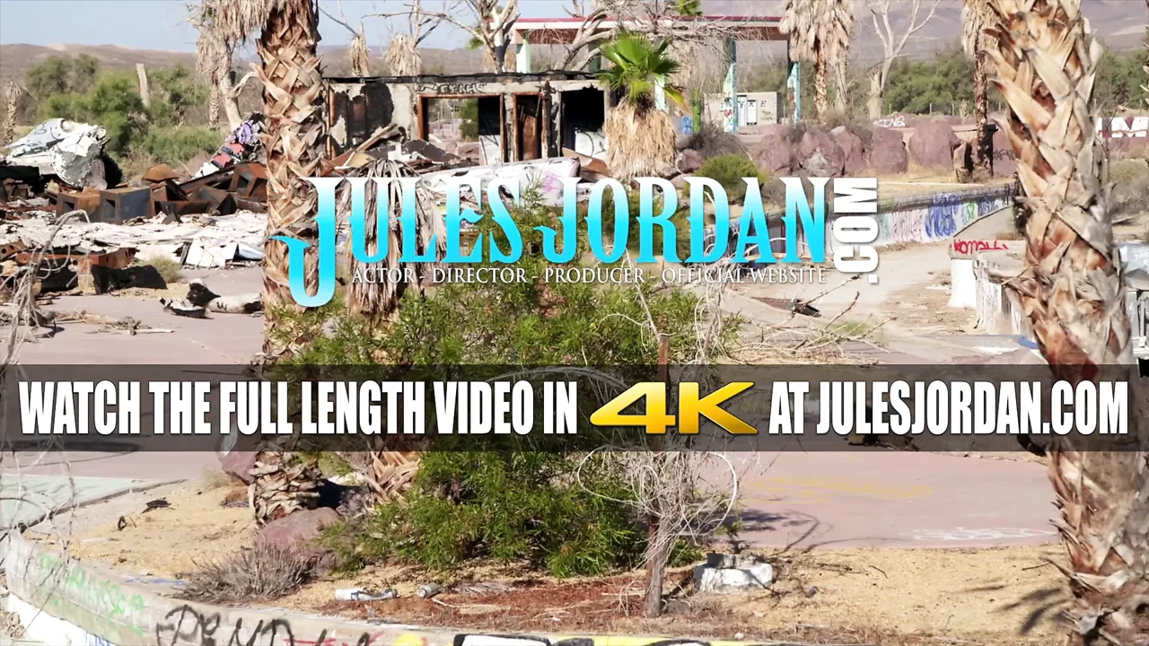 Jules Jordan - Angela White在一个荒凉的仓库里被干