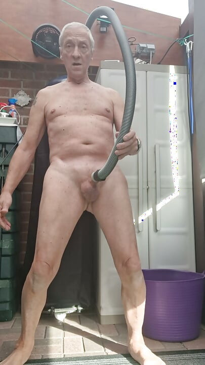 PAPPA INGEN HENDER STØVSUGER SUG PIKK ANALTOY SEXSHOW FLYGENDE CUMSHOT