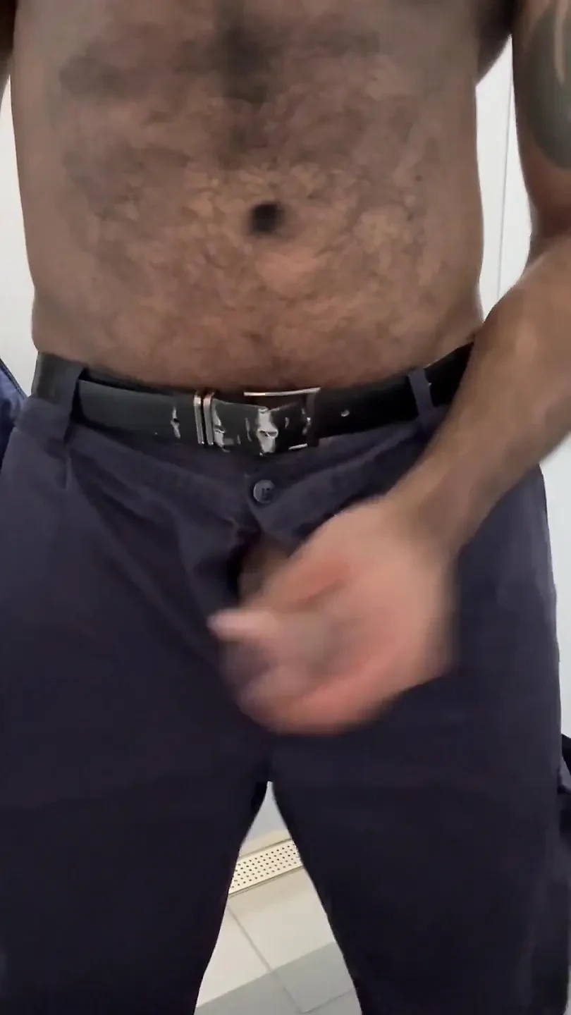 सुरक्षा गार्ड ने सार्वजनिक टॉयलेट में अपनी कार्य वर्दी पर स्खलन किया ।