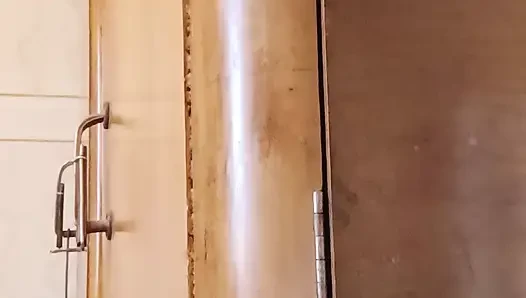 Zierliche titten unter dem schwarzen hemd