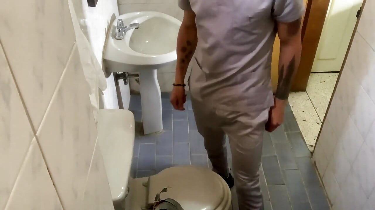 Fodendo com suco no banheiro do posto de gasolina