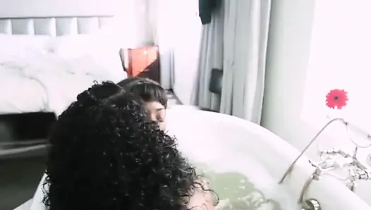 Junge schwarze lesben haben sex in der badewanne