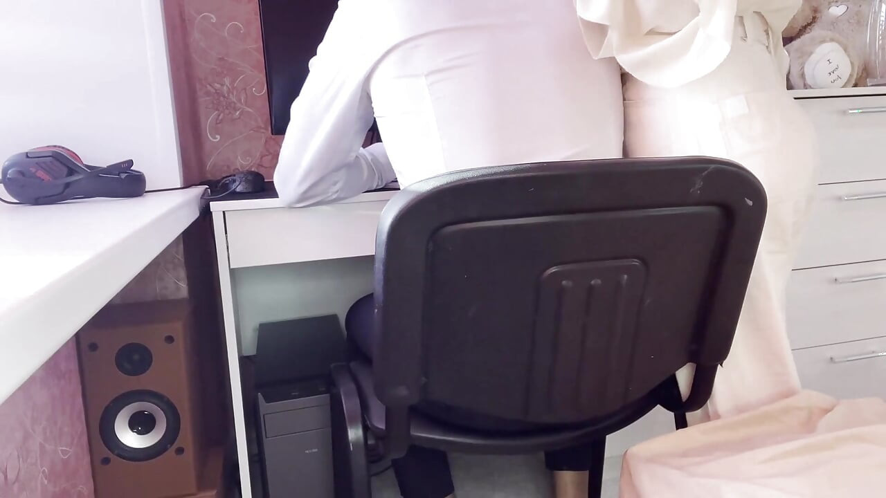 Učiteljica iskušava svog učenika na seks posle časa