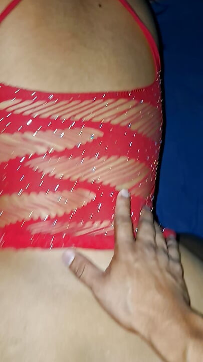 Arkadaşım Paola Rios'u ikna edip ağzına almasını sağlıyorum
