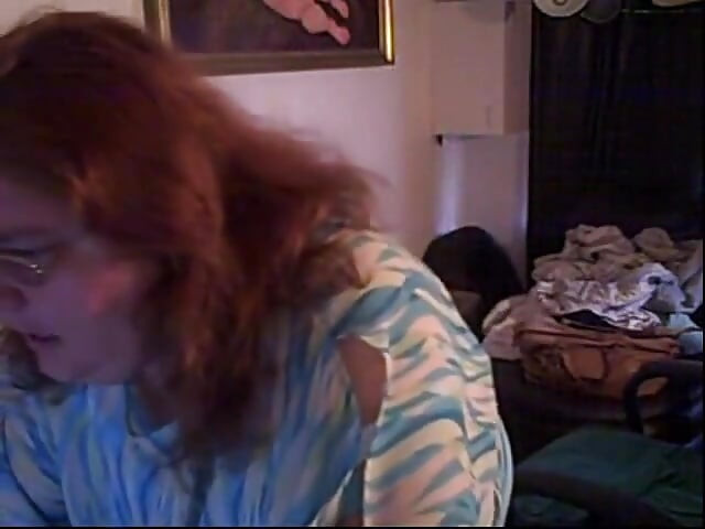 Рыжая толстушка танцует перед камерой в синем наряде