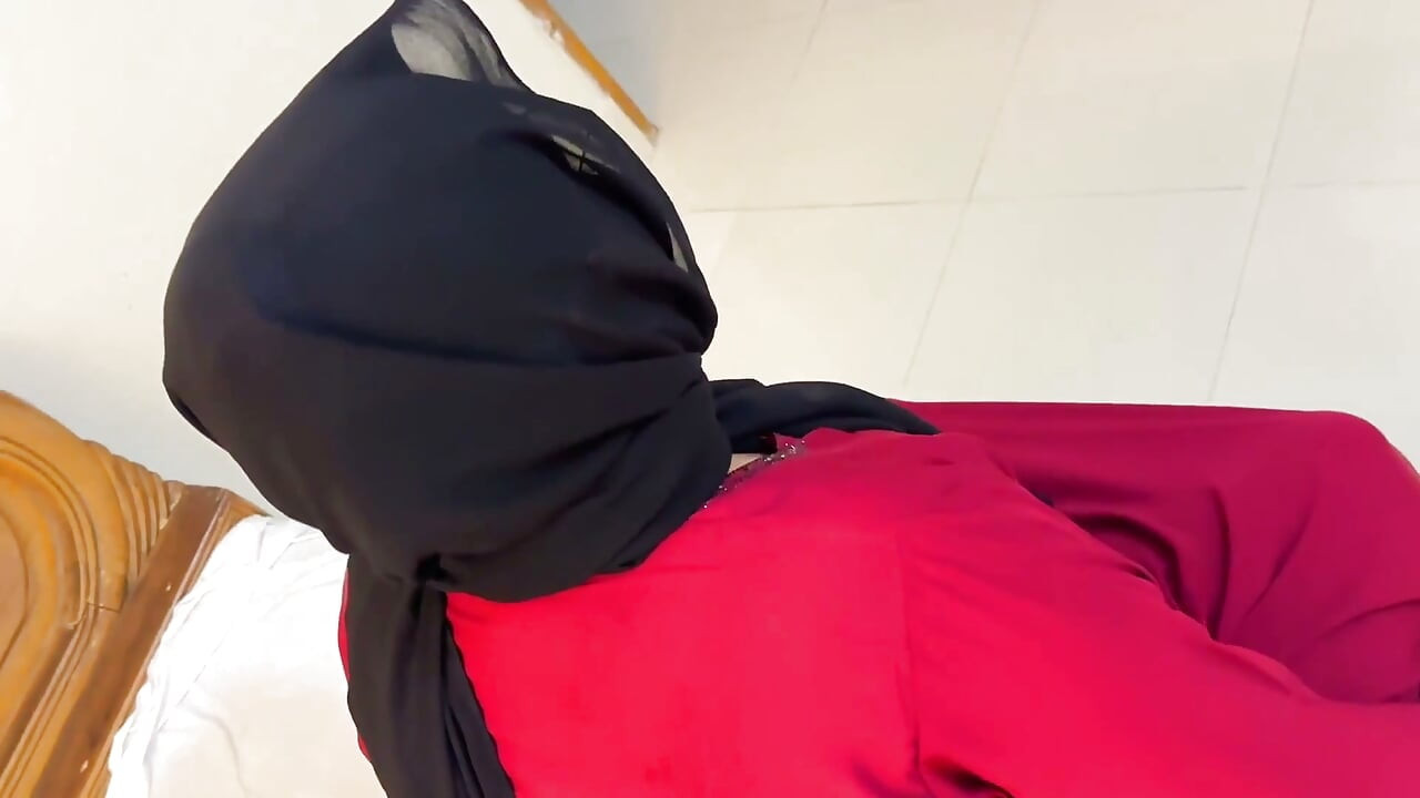 Fucking a Chubby Muslim Mother-in-law Wearing a Red Burqa & Hijab