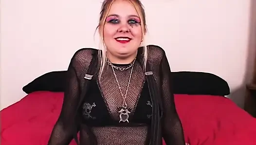 Nikky knight si cewek gotik rambut pirang yang lagi sange berat