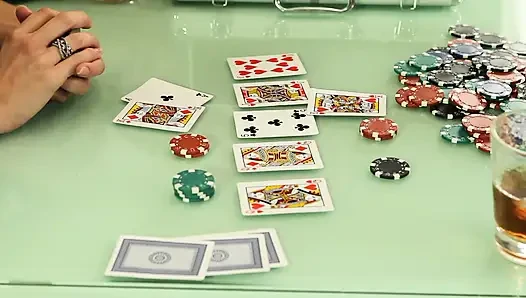 Klas kızıl saçlı lezbiyen amcık yalıyor ve parmaklıyor