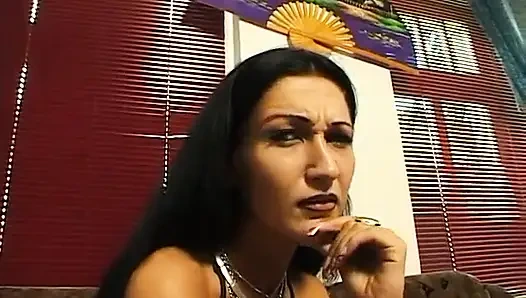 Azgın orta yaşlı seksi sürtük ıslak amını tatmin ediyor