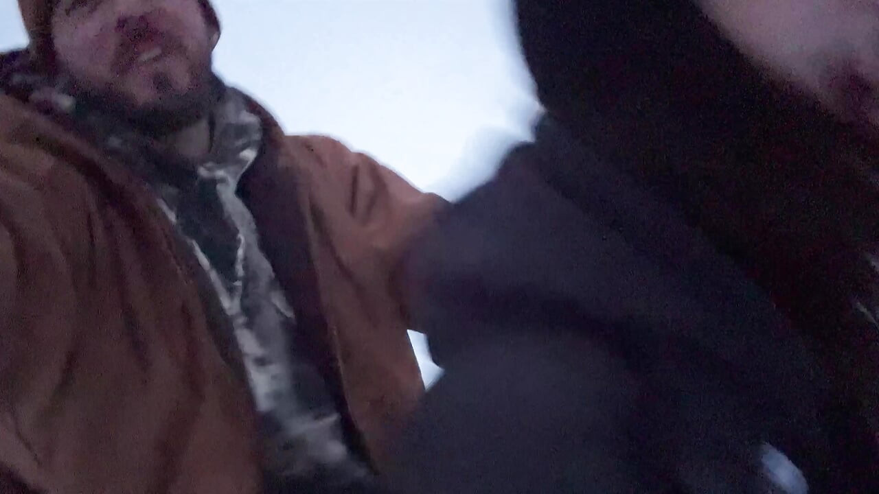 눈 속에서 자지를 존나게 따먹히는 야외 소녀