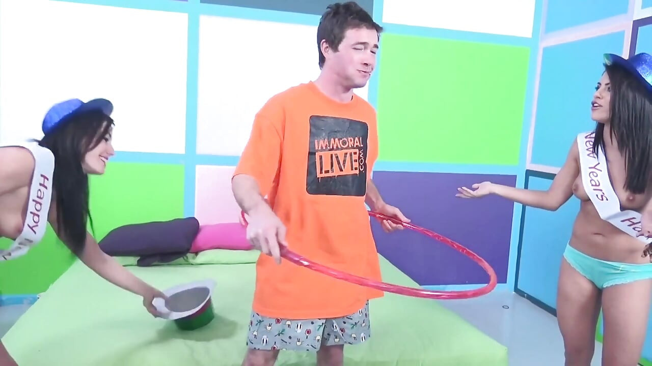 Trei gagici atractive sug sălbatic această pulă uriașă