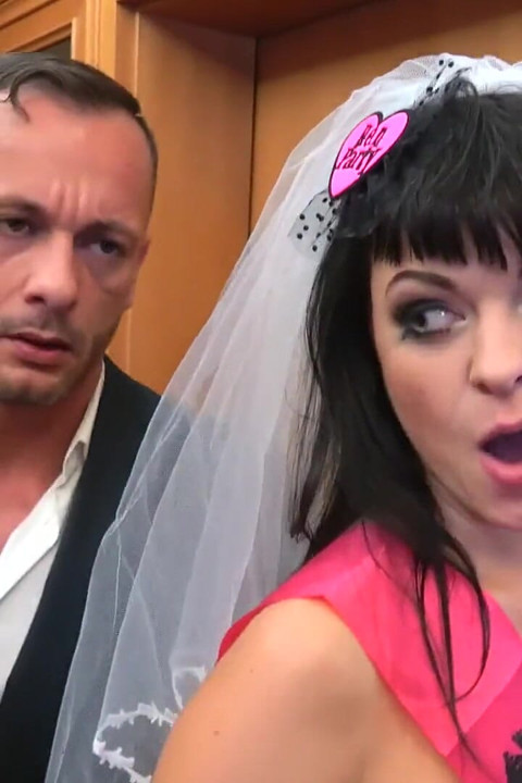 Fakehub オリジナルズ - D'Runkの花嫁ソーニャ・ドゥルガノヴァは婚約者を失い、ドリアンのチンポをしゃぶってからホテルの部屋で彼に乗る