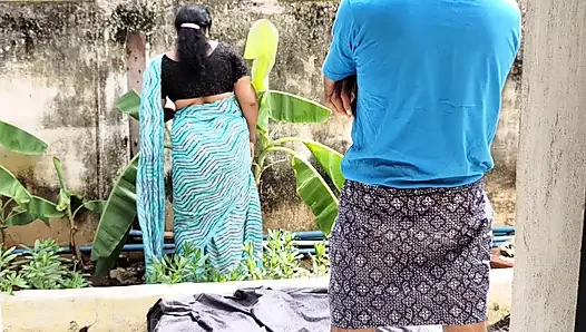Ibu tiriku lagi kerja di taman dan aku sama dia