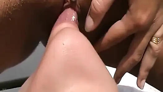 Aksi hot lesbian yang saling jilat memek satu sama lain di taman