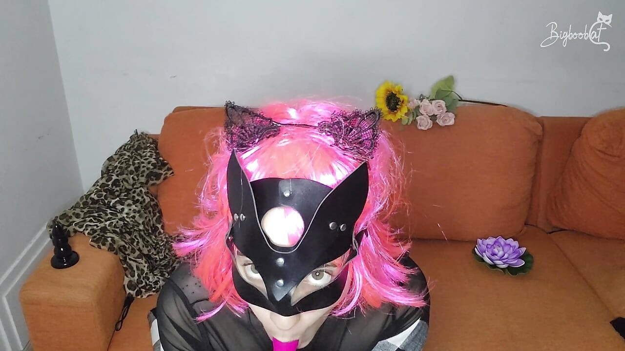 Doğal, büyük göğüslerim zonkluyor! Amcık maskesi takıyorum, kendimi tatmin ediyorum