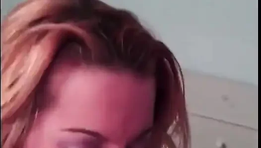 Typ bekommt tollen blowjob von blondine im bett
