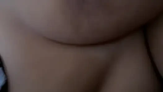 Sert pembe meme uçları ile büyük güzel meme