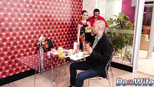 Шаловливую Barbara Alves трахнули в задницу и наполнили сливками перед куколтом