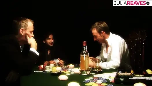 Harika vücutlu, ateşli memeli ve ateşli götlü bir sarışınla anal seks ve yarak emme ile seks partisiyle biten poker oyunu