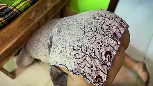 Sabrita ne bistar ki di bawah fas gya jab unki gar safai kar rahi tha - india hot terjebak di bawah tempat tidur ketika dia bersih kamar