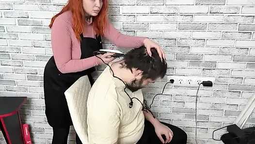 Der friseur beschloss, sich für den schrecklichen Haarschnitt zu entschuldigen