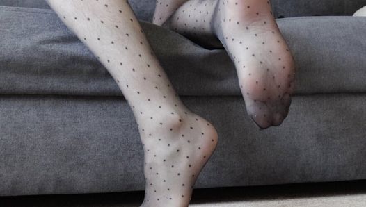 Sexy Transvestit Sussanne. Sexy Beine und Füße aus Nylon in gemusterten schwarzen Strumpfhosen.