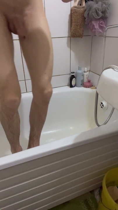Femboy leker i dusjen | Klipp 2