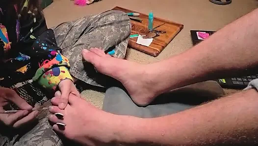 Melody efendisine pedikür yapıyor