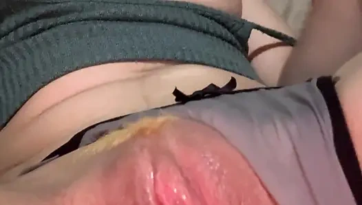 Бразильская красотка чихает молоком и фистит ее киску