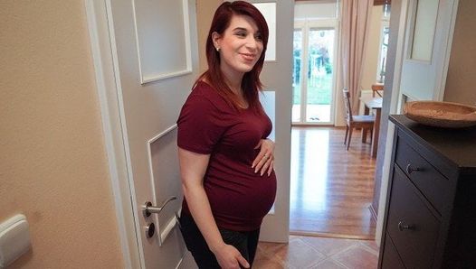 DEBT4k. Une femme enceinte se fait baiser pour obtenir de l'argent pour ses enfants