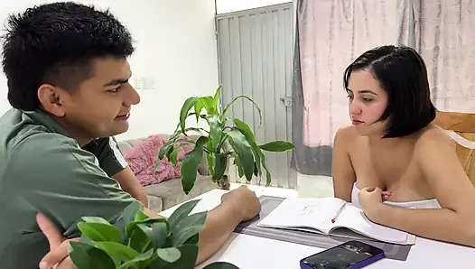 Vagina berbulu saudara tiri Latin saya membuat saya sangat terangsang sampai saya berakhir dengan penis besar dan keras di dalam vaginanya yang ketat