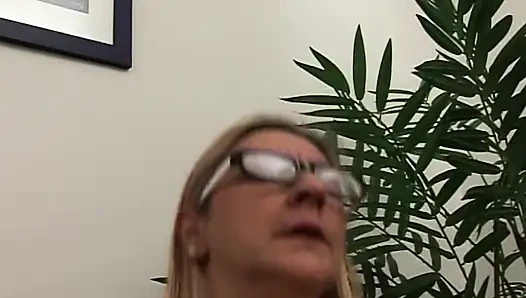 Azgın orta yaşlı seksi kadın gözlüklü bebek vahşice kalın yarağı emiyor ve üstüne çıkıyor