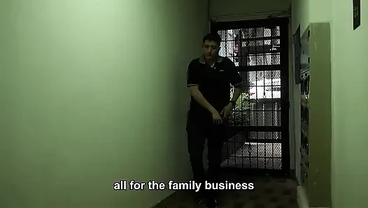 Арендатор не может заплатить арендную плату, поэтому она платит арендодатель с ее розовой, парной киской